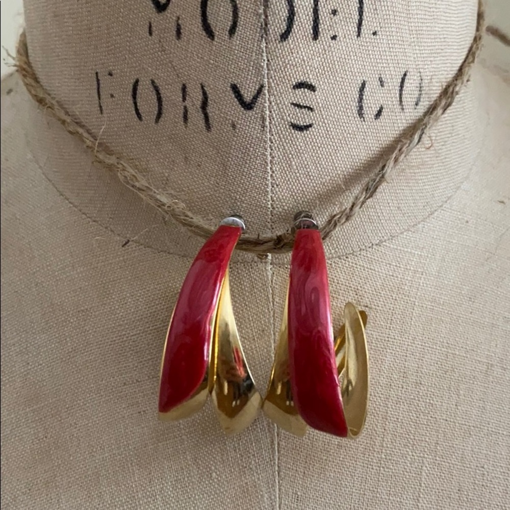 🌟3/$15 90s vintage half hoop earring coral accent